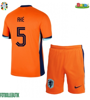 Nederländerna Nathan Ake #5 Hemmaställ Barn EM 2024 Kortärmad (+ Korta byxor)